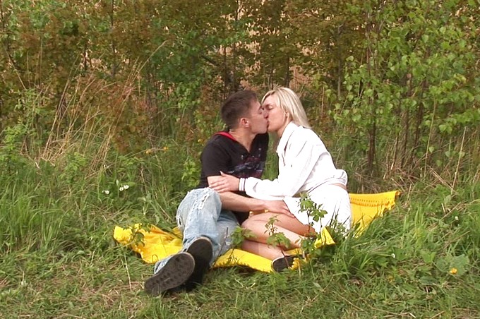 A Picnic Turns To Hardcore Outdoor Fuck Session